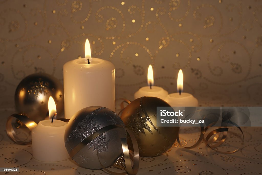 Quattro candele, argento e oro gioielli sfondo fleck - Foto stock royalty-free di Argentato