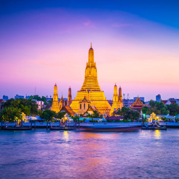 wat arun tempel der morgenröte in bangkok thailand - arun stock-fotos und bilder