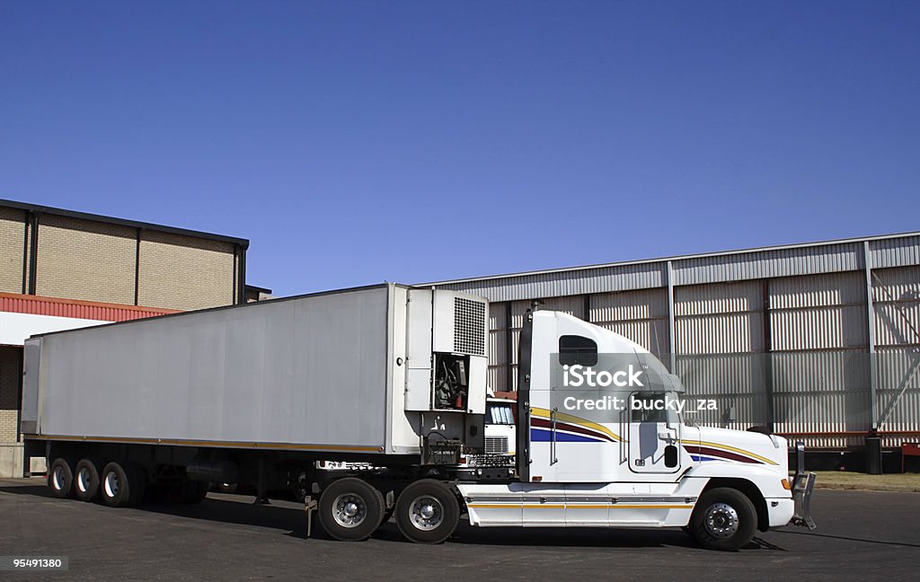 Un semi-remorque dans un entrepôt de distribution des produits - Photo de Camion frigorifique libre de droits