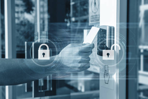 핸드 전용 건물을 입력 문을 잠금 해제 하는 보안 키 카드를 사용 하 여. 가정 및 보안 시스템 구축 - command key 뉴스 사진 이미지