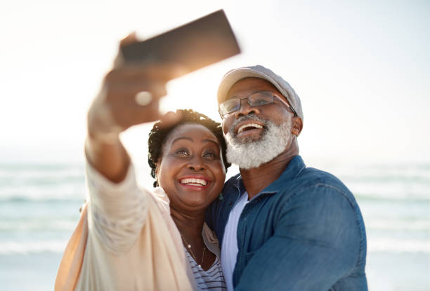 istock Selfies by the beautiful sea 954915070