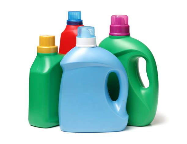 botella de detergente de lavadero en fondo blanco - bottle plastic label green fotografías e imágenes de stock