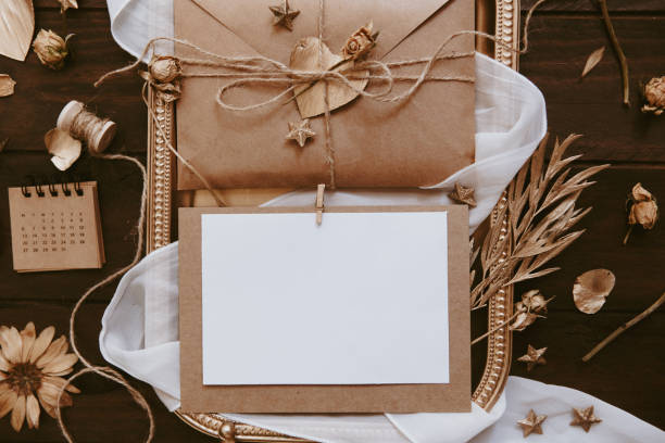 istock Empty greeting card with kraft envelope on wooden background. Wedding concept. Top view, flat lay 954920048