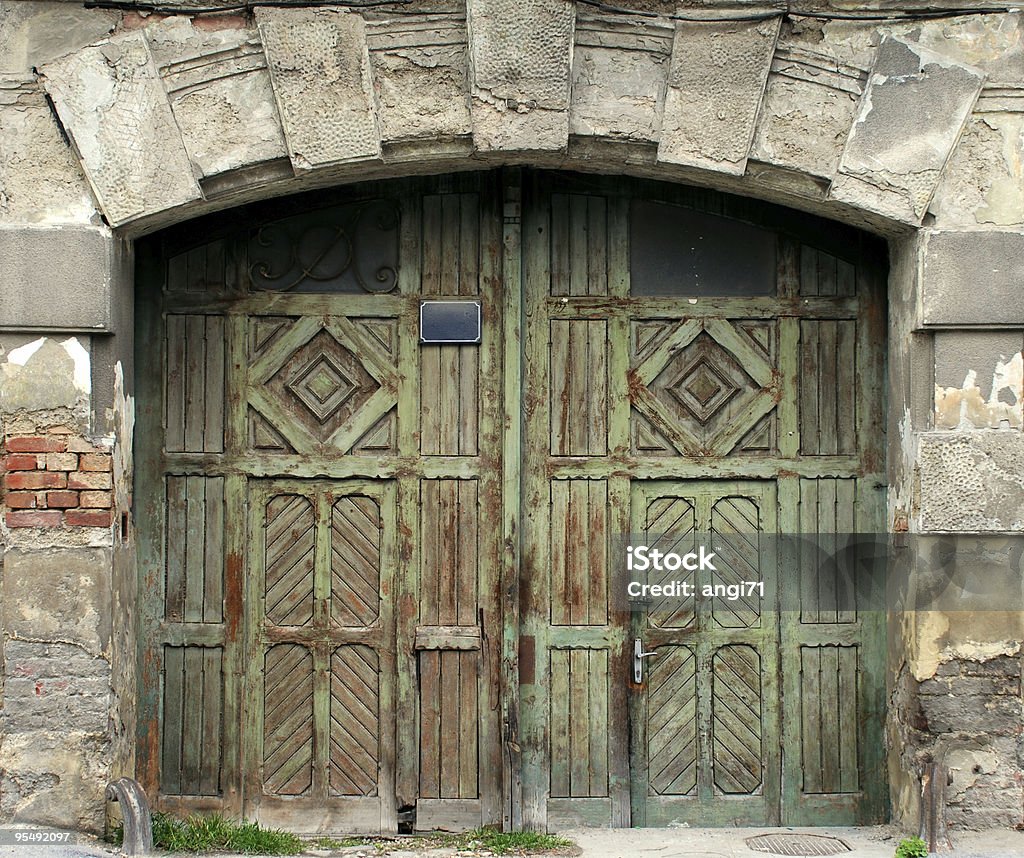 Antigua puerta de entrada de madera - Foto de stock de Abandonado libre de derechos