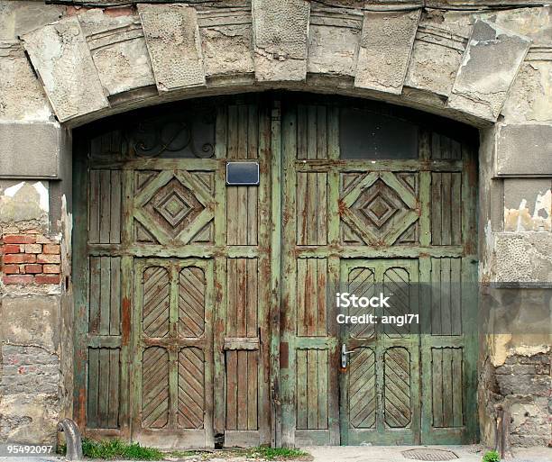 Antigua Puerta De Entrada De Madera Foto de stock y más banco de imágenes de Abandonado - Abandonado, Aislado, Anticuado