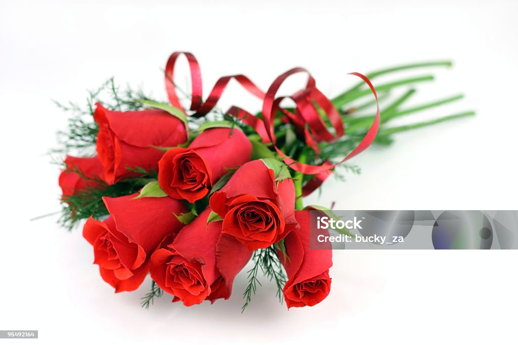 Mediano rojo ramo de rosas sobre blanco dof superficial. - Foto de stock de Boda libre de derechos