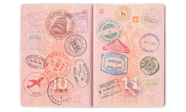 vistos, carimbos, selos no passaporte. fundo com vários países - wayfaring - fotografias e filmes do acervo