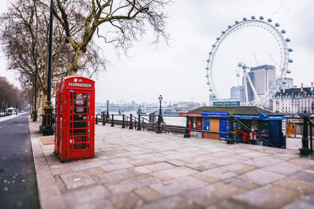 czerwona londyńska budka telefoniczna z widokiem na tamizę - capital cities pay phone city cityscape zdjęcia i obrazy z banku zdjęć