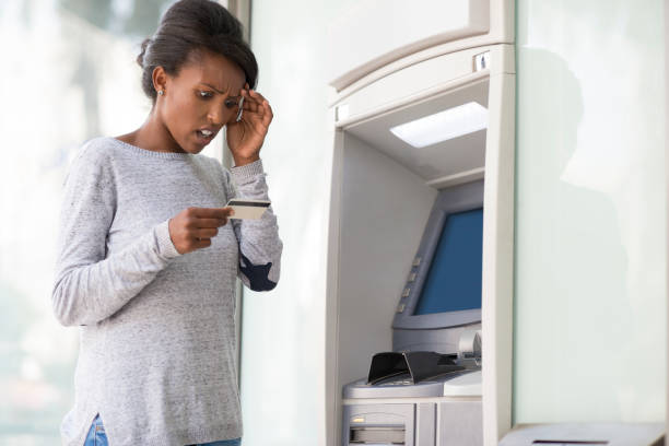 mulher esqueceu o número de código pin de seu débito / cartão de crédito. - currency spending money african descent black - fotografias e filmes do acervo