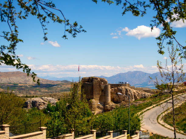 turquia, elazığ aparência de castelo de harput - restore ancient ways - fotografias e filmes do acervo