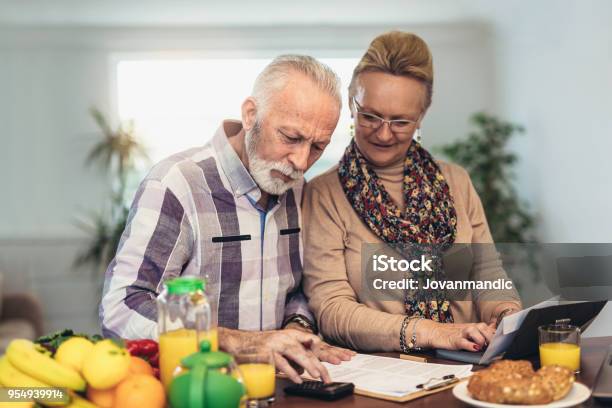 Älteres Paar Zählen Rechnungen Zu Hause Stockfoto und mehr Bilder von Bestürzt - Bestürzt, Seniorenpaar, Alter Erwachsener