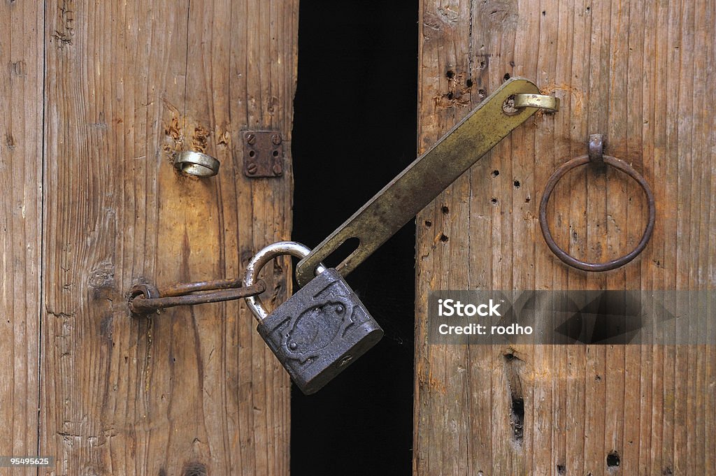 Vorhängeschloss und hölzerne Tür - Lizenzfrei Metallhandwerk Stock-Foto