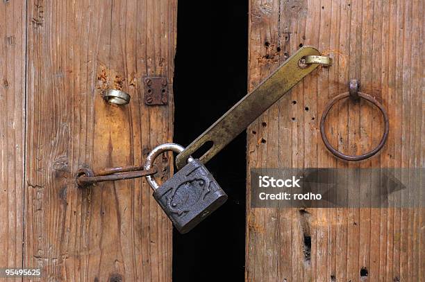 Vorhängeschloss Und Hölzerne Tür Stockfoto und mehr Bilder von Metallhandwerk - Metallhandwerk, Tor - Konstruktion, Alt