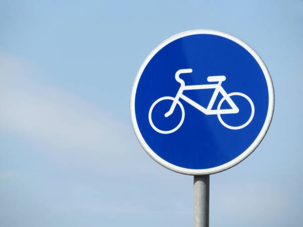 istock Bicycle road sign isolated on blue sky 954956930