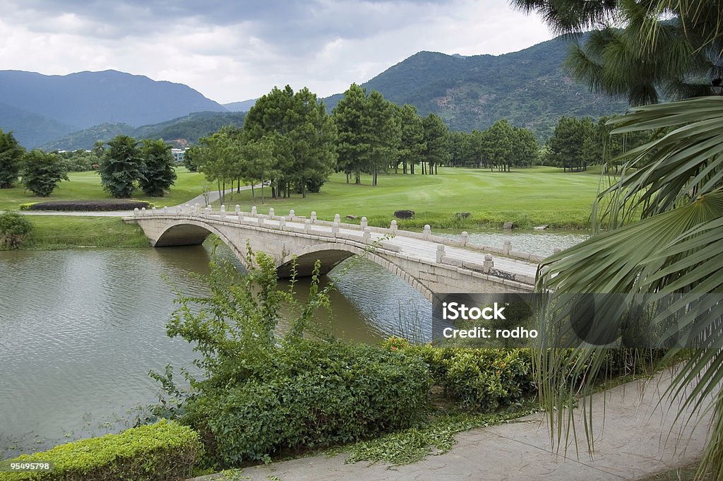 Ponte de pedra em um rio - Foto de stock de Ajardinado royalty-free
