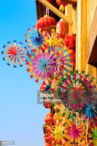 Arcoíris Colorido Brinquedo Pinwheels E Lanterna Vermelha - Fotografias de stock e mais imagens de Moinho de Papel