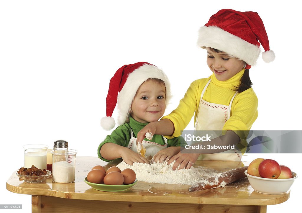 Petits enfants cuisine le gâteau de Noël - Photo de Noël libre de droits