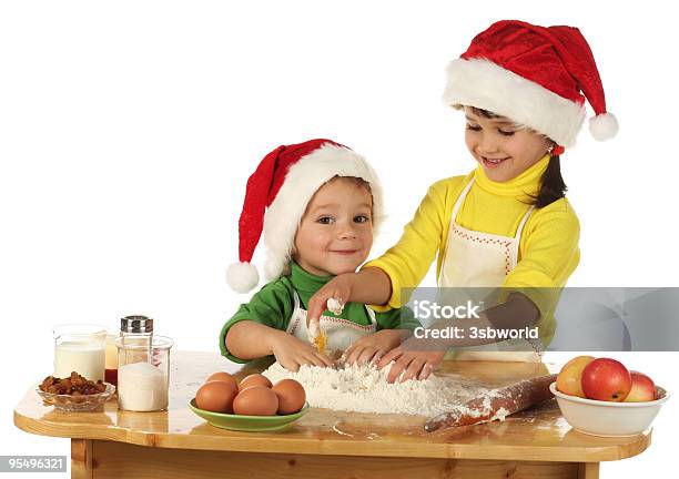 Photo libre de droit de Petits Enfants Cuisine Le Gâteau De Noël banque d'images et plus d'images libres de droit de Noël - Noël, Aliment, Biscuit