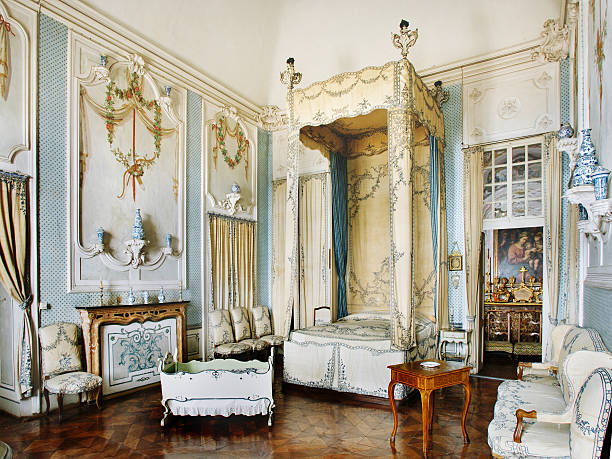 house guarene castle lit-chambre - fauteuil baroque photos et images de collection