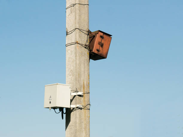 contatori elettrici sulla colonna - meter electricity reading intelligence foto e immagini stock