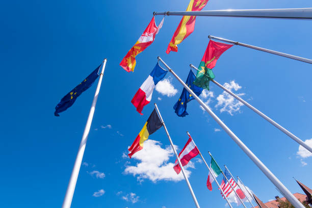 ряды европейских флагов и флагов стран мира - national flag flag global communications sky стоковые фото и изображения
