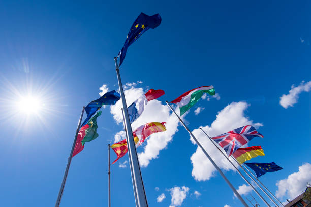 ヨ�ーロッパの国旗と世界の国々 の国旗の行 - national flag flag global communications sky ストックフォトと画像