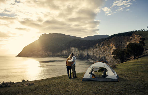 jest to idealny kemping - camping hiking tent couple zdjęcia i obrazy z banku zdjęć