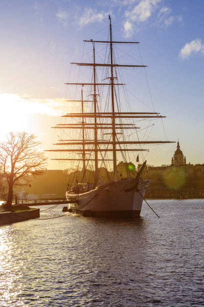 día de invierno soleado y un gran ferry en el centro de estocolmo - af chapman fotografías e imágenes de stock