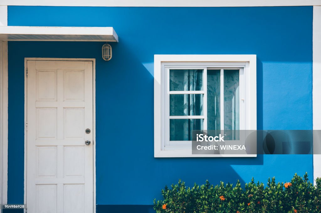 Frente con puerta y ventana en fondo verde - Foto de stock de Casa libre de derechos