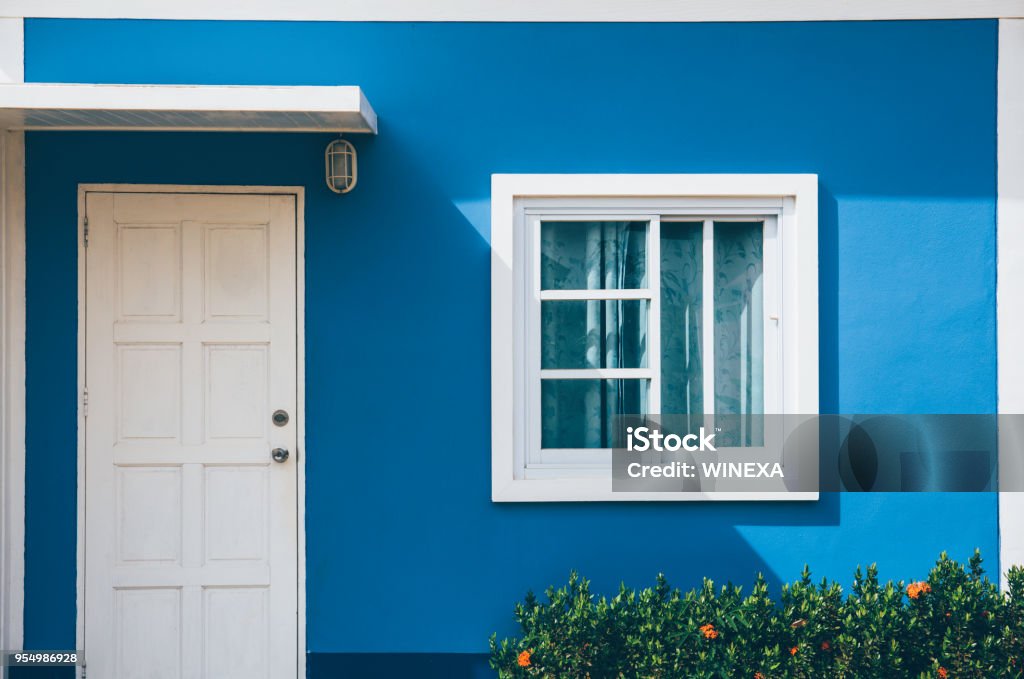 Avant du resort avec porte et fenêtre sur fond vert - Photo de Maison libre de droits