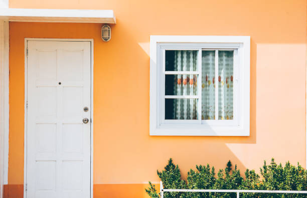 frente da estância com porta e janela em fundo verde - front door front stoop house yellow - fotografias e filmes do acervo