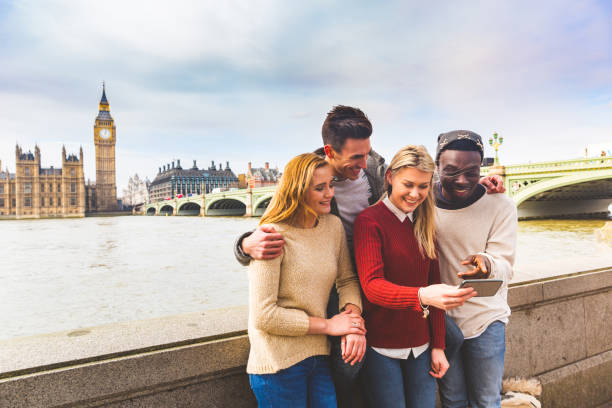 amici che si divertono con lo smartphone al big ben di londra - couple blond hair social gathering women foto e immagini stock