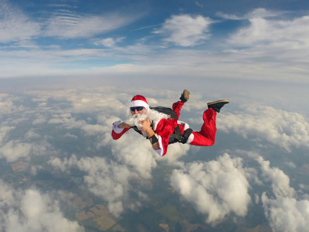 paracaduttore di babbo natale - skydiving parachuting extreme sports airplane foto e immagini stock