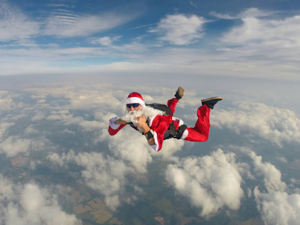 santa claus skydiver - skydiving parachuting extreme sports airplane - fotografias e filmes do acervo