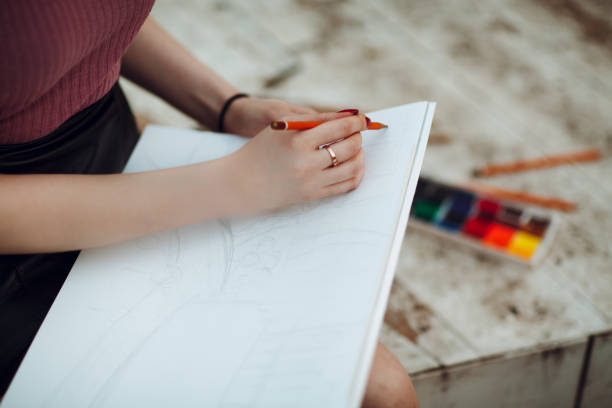 istock Young pretty girl painter draw in park 955023694