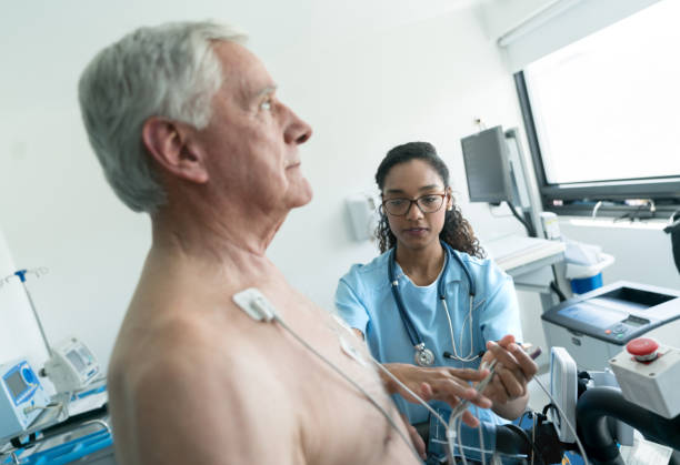 schöne krankenschwester immer bereit ein senior patient für einen belastungstest auf dem laufband - people effort waist up african ethnicity stock-fotos und bilder