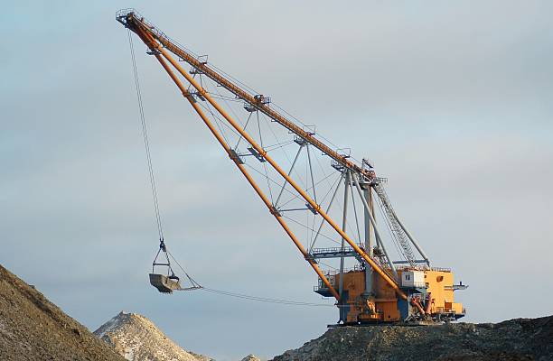 escavatori a benna trascinata in aperto pit - drag line foto e immagini stock