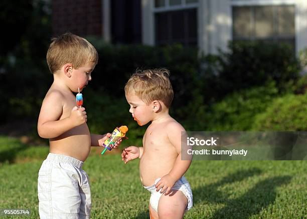 Photo libre de droit de Brothers Partage De Glace Vous Voulez Un Avantgoûtnbsp banque d'images et plus d'images libres de droit de Chaleur