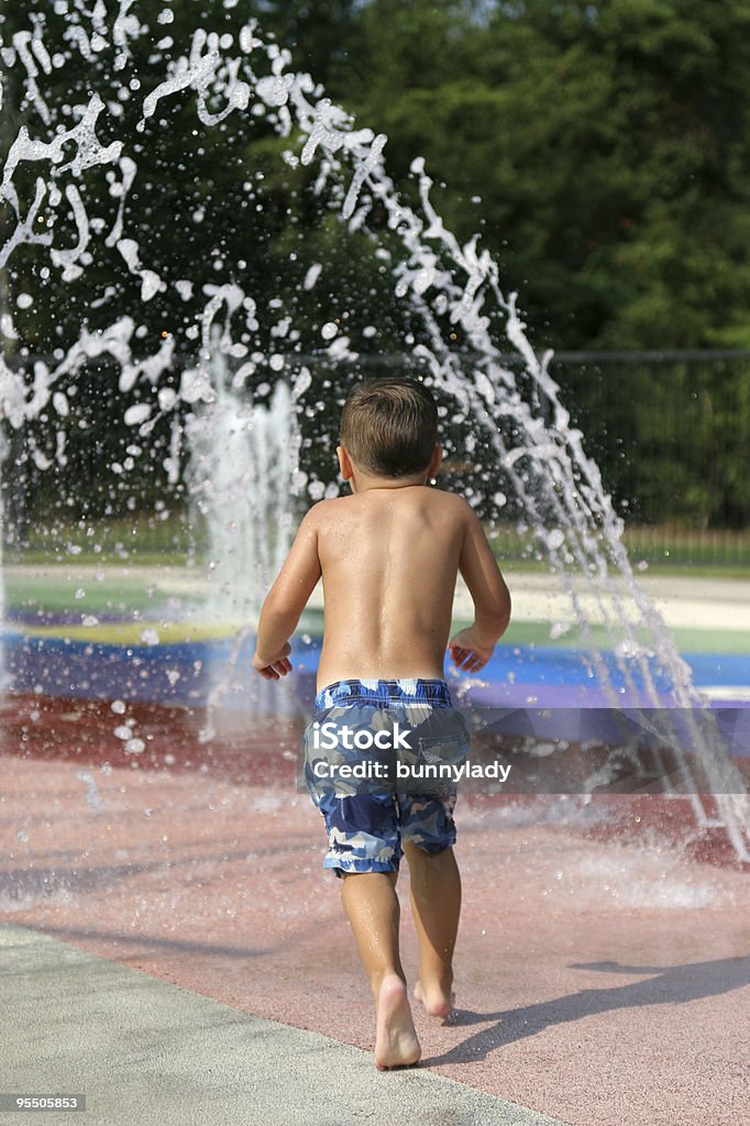 Schivare sotto il getto d'acqua - Foto stock royalty-free di Acqua