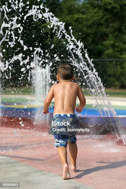 Schivare Sotto Il Getto Dacqua - Fotografie stock e altre immagini di Acqua - Acqua, Agosto, Ambientazione esterna