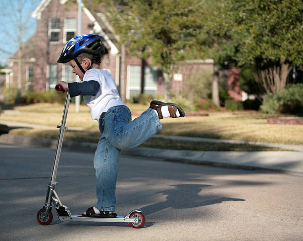 zukünftige skater-typ! - scoot stock-fotos und bilder