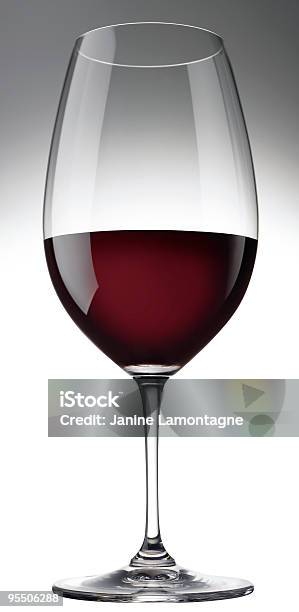 Rotwein Im Glas Stockfoto und mehr Bilder von Alkoholisches Getränk - Alkoholisches Getränk, Blauer Spätburgunder-Traube, Cabernet Sauvignon-Traube