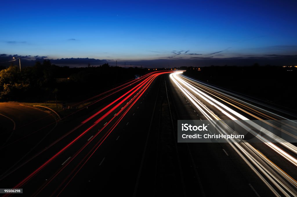 Autopista semáforo en crepúsculo - Foto de stock de Aire libre libre de derechos