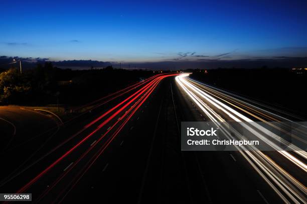 Autopista Semáforo En Crepúsculo Foto de stock y más banco de imágenes de Aire libre - Aire libre, Anochecer, Autopista