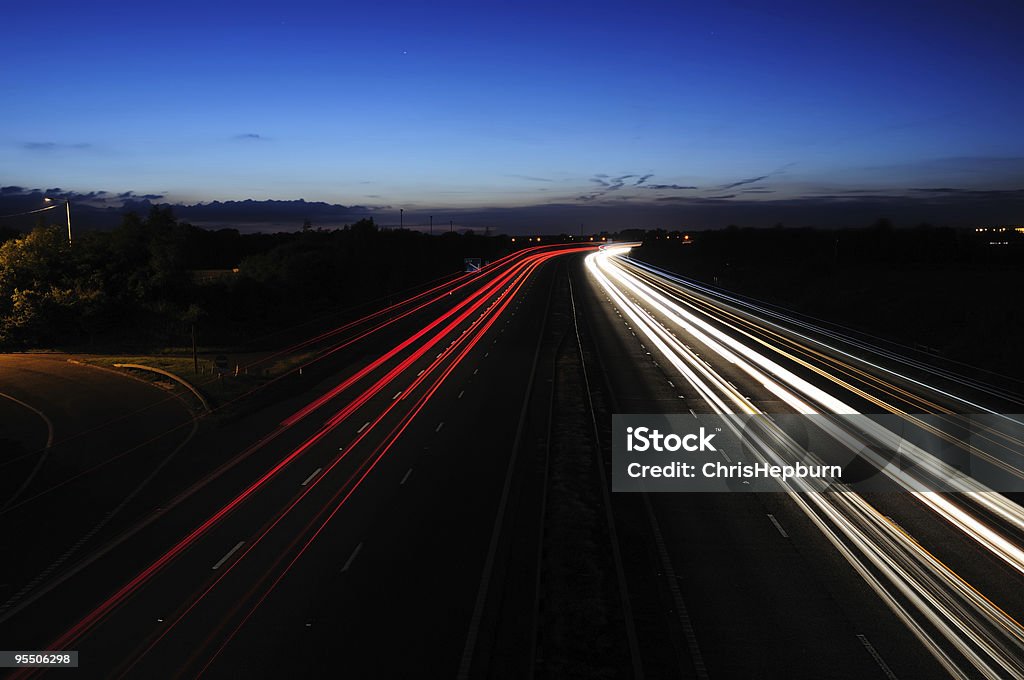 Autostrada luci al crepuscolo - Foto stock royalty-free di Ambientazione esterna