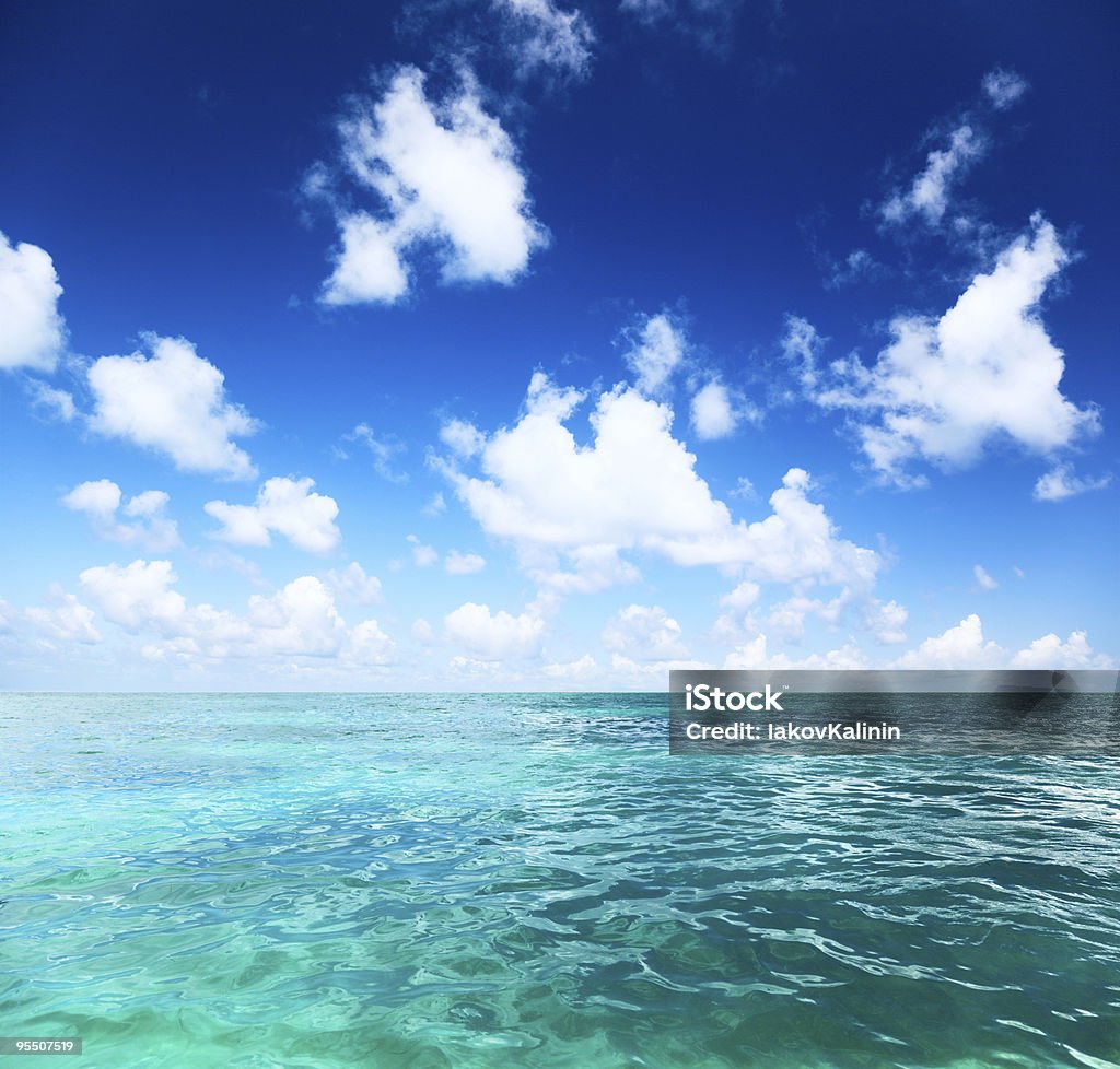 Al mar y el cielo perfecto - Foto de stock de Agua libre de derechos