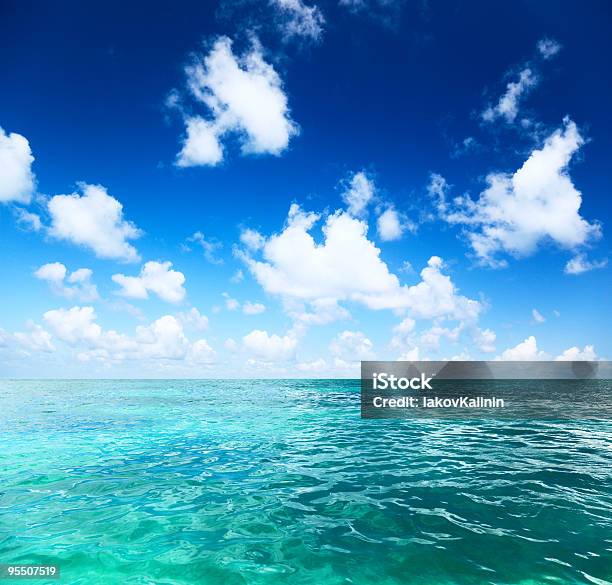 Al Mar Y El Cielo Perfecto Foto de stock y más banco de imágenes de Agua - Agua, Aire libre, Azul