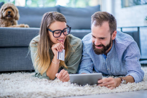 istock Couples and online purchases 955078746