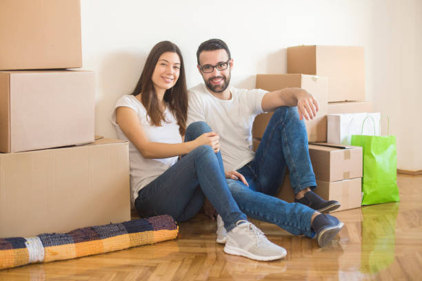 istock Couple moving in 955078930