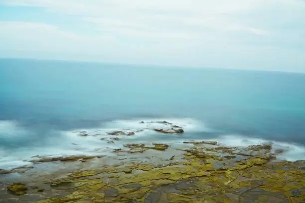 Picture is taken in 2018. It shows the ocean at the Great Ocean Road in Australia.
